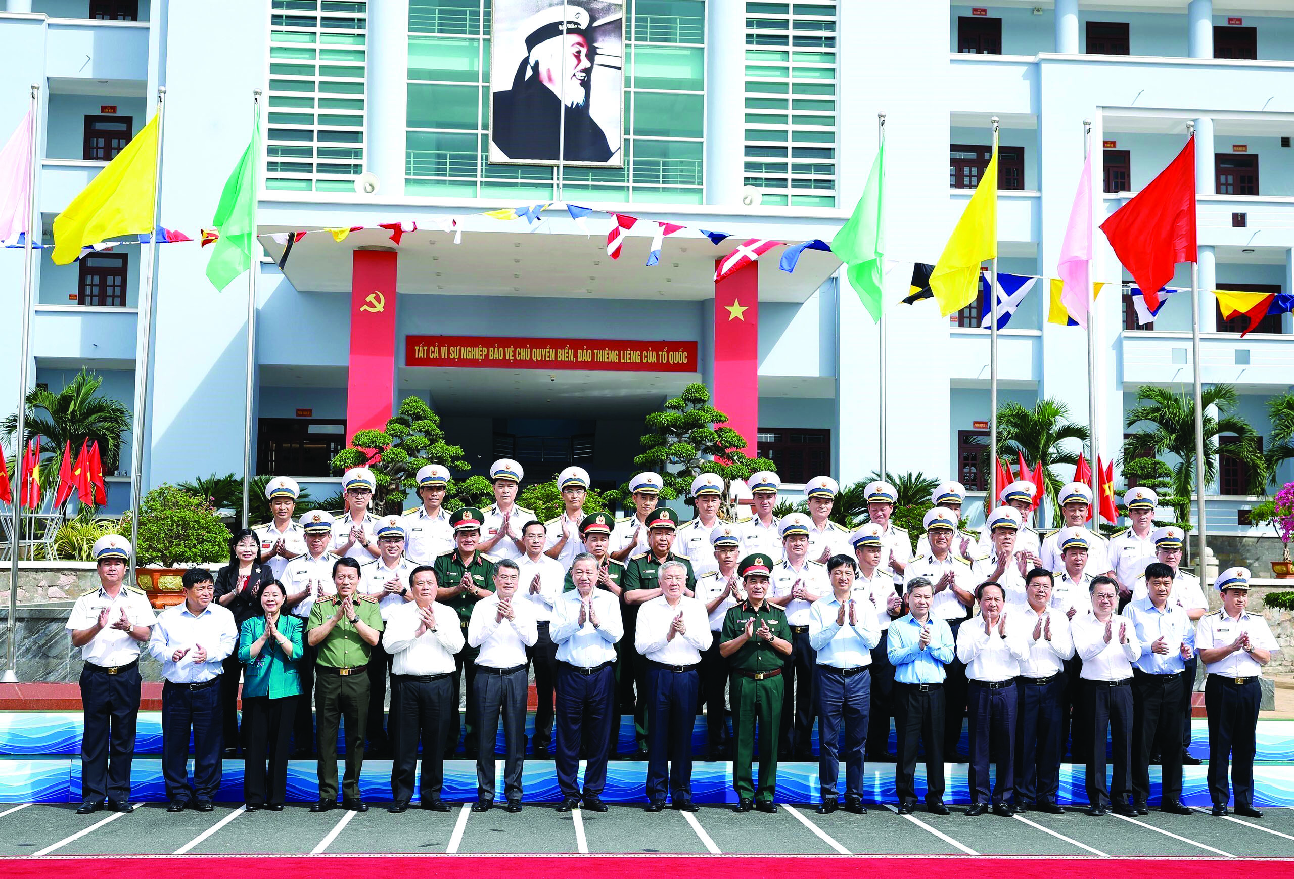 Tổng Bí thư Tô Lâm với các đại biểu và lãnh đạo, sĩ quan Bộ Tư lệnh Vùng 5 Hải quân, ngày 20/11/2025.